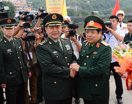 Entretien des ministres vietnamien et chinois de la Défense à la frontière - ảnh 1